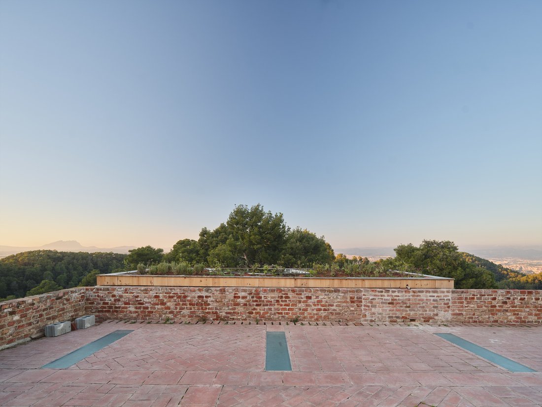 The green roof blends the intervention seamlessly into the landscape.
