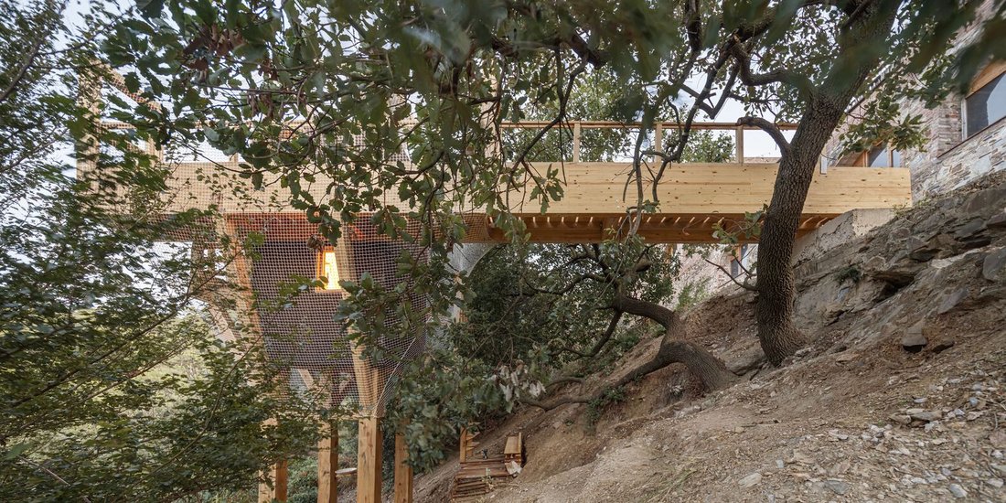 The entry bridge seen in elevation.