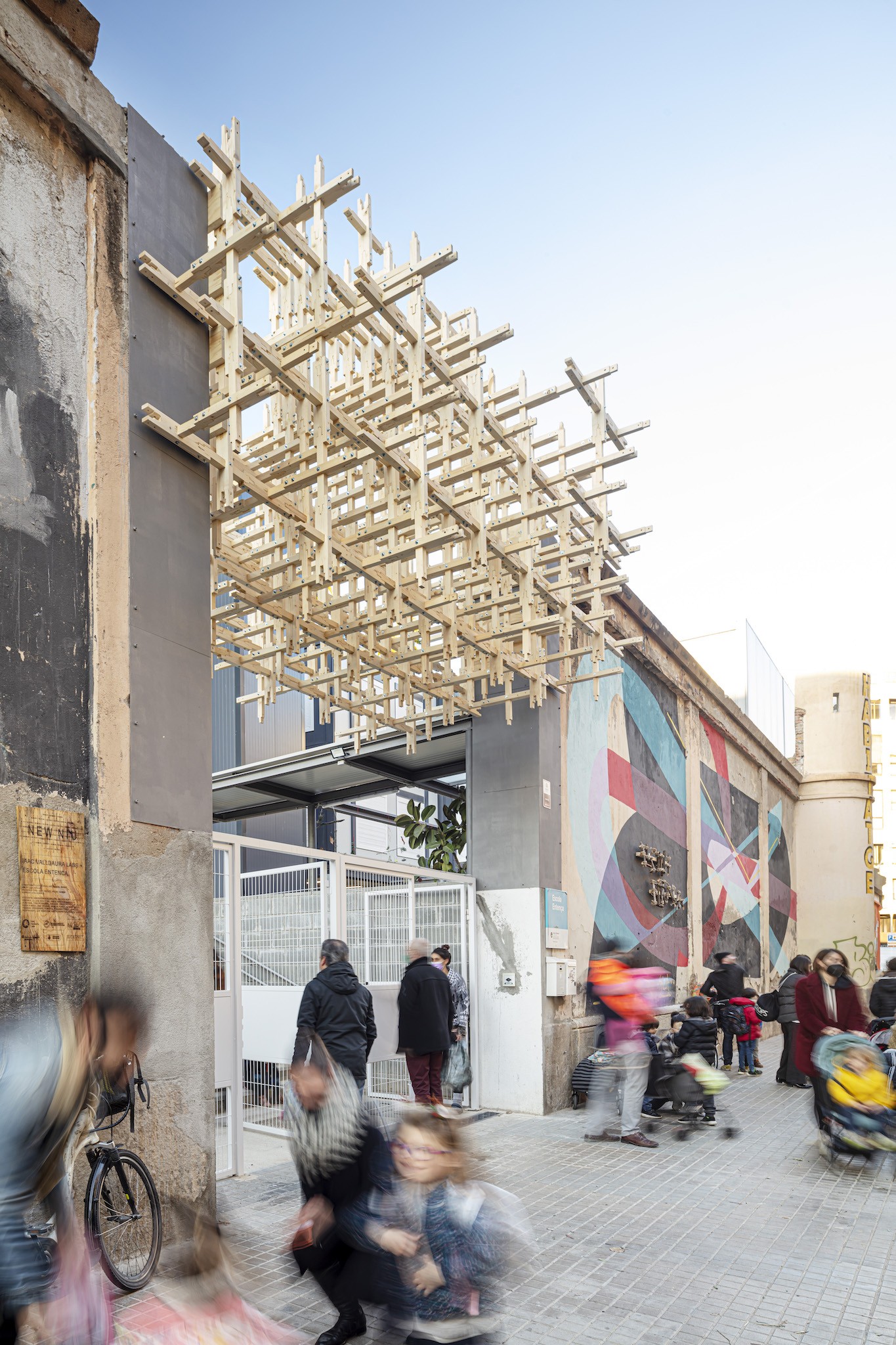 The New Niu's canopy helps blur the border between the schoolyard and the public sidewalk.