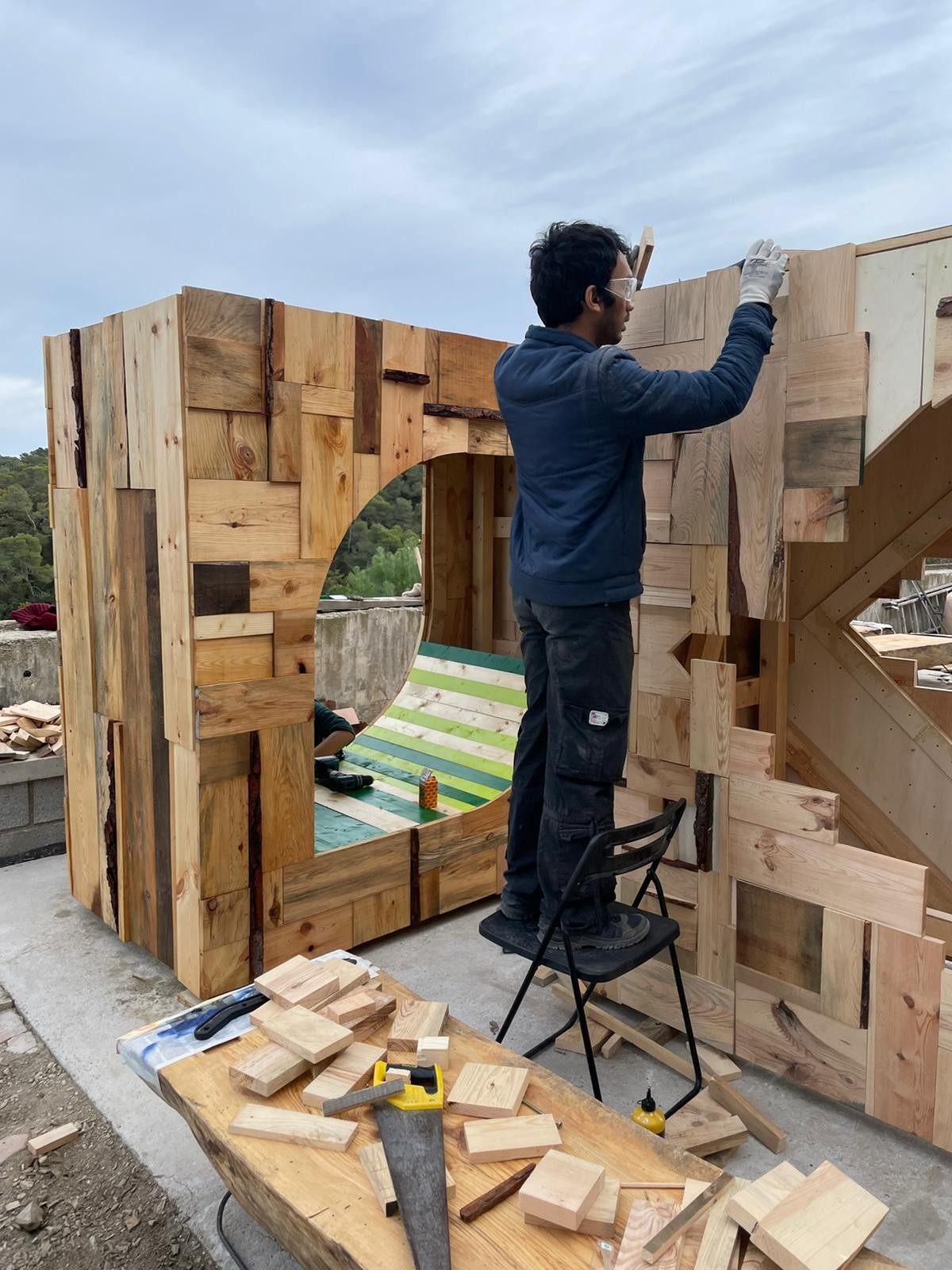 Pre-fabricating the occupiable waste-wood frames off-site at IAAC's Valldaura Labs.