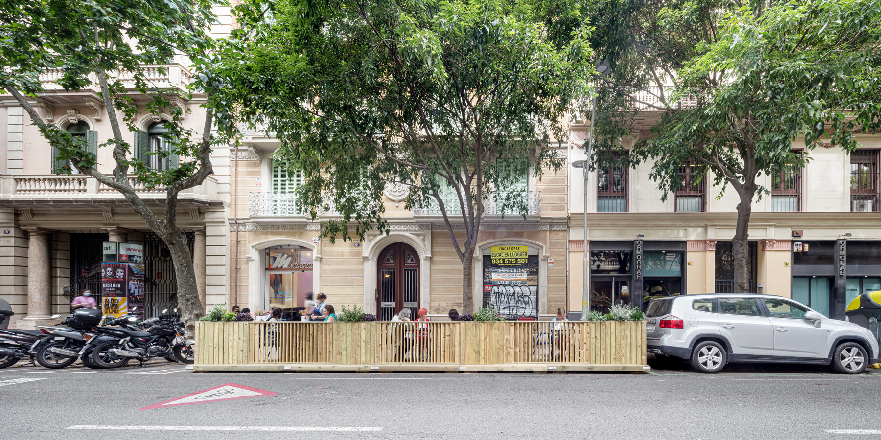 EcoParklet, the commercialized follow-up to Open Terrace by IAAC, Alberch, Hortalia and the Barcelona City Council, returns a terrace to the street in Barcelona, Spain.