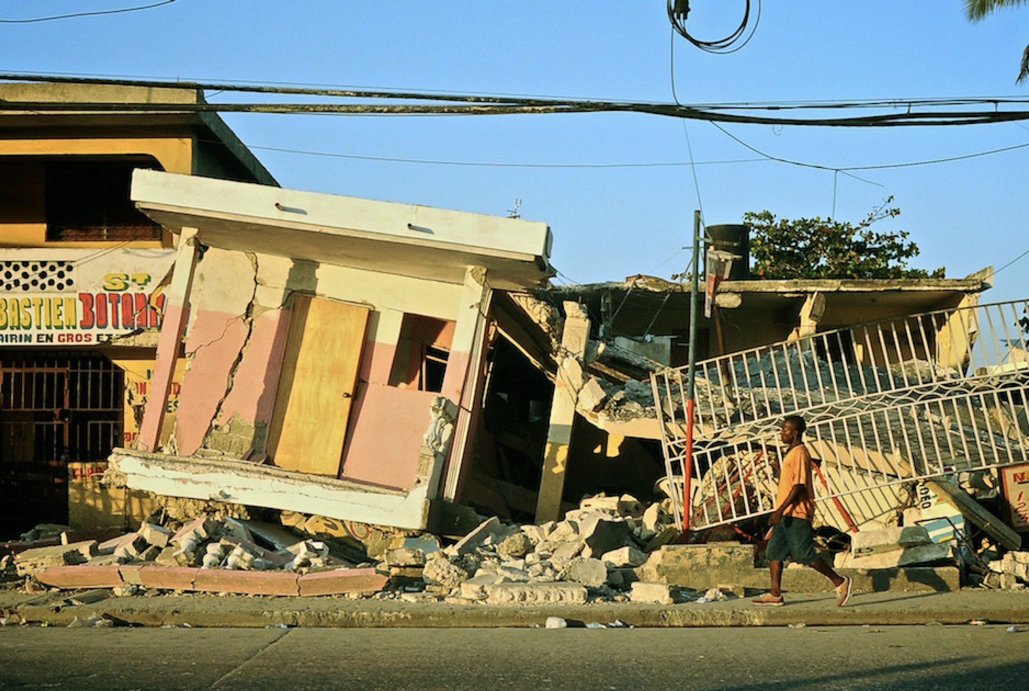 Informally built and massive masonry and concrete structures failed catastrophically during Ecuador's 2016 earthquake, renewing interest in lighter, more flexible bio-based alternatives.