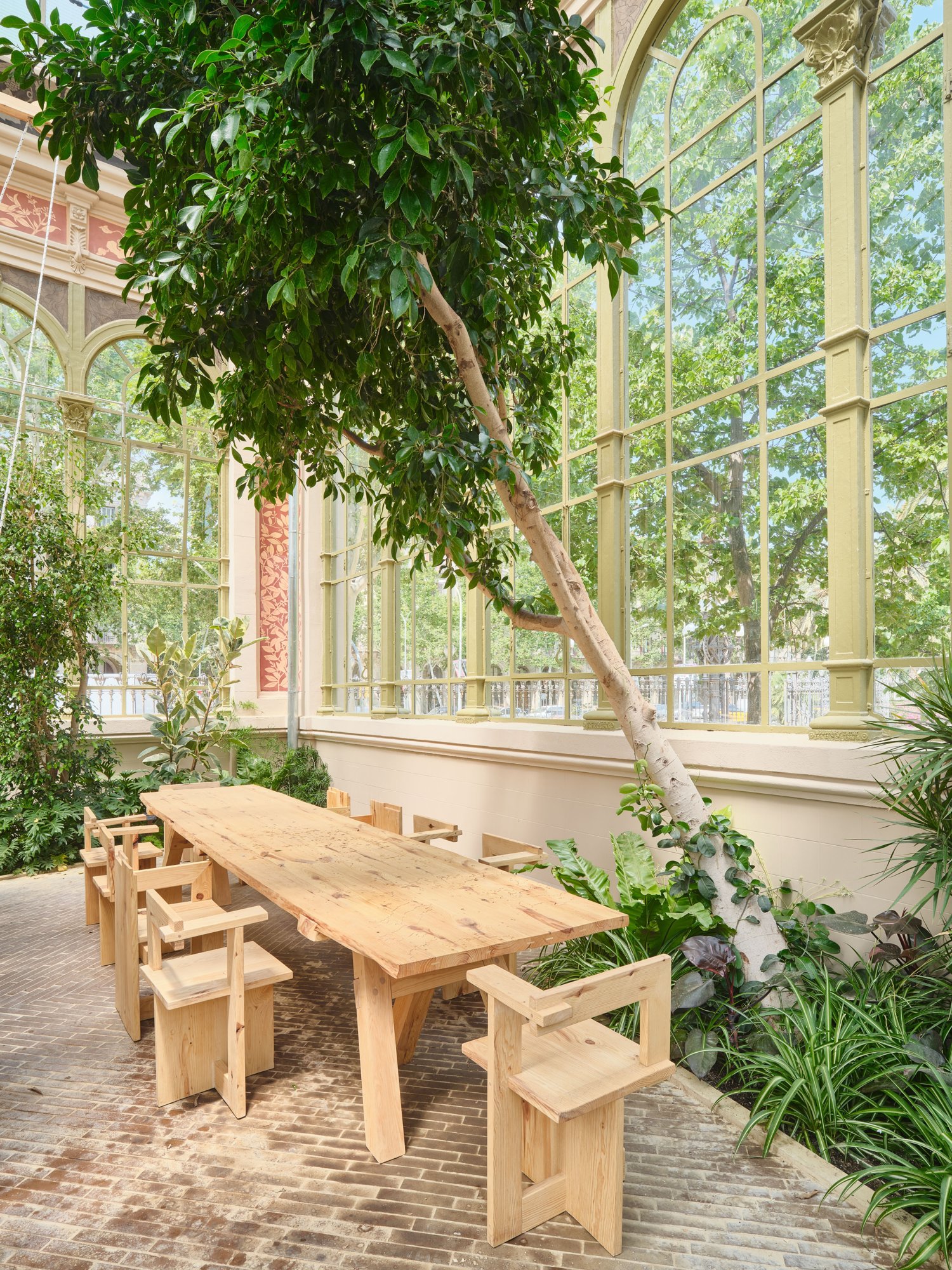 A set of chairs and a table produced from 0km timber feature an engraved map of notable rooftop greenhouse initiatives across Europe, with a QR code linked to a PDF report.