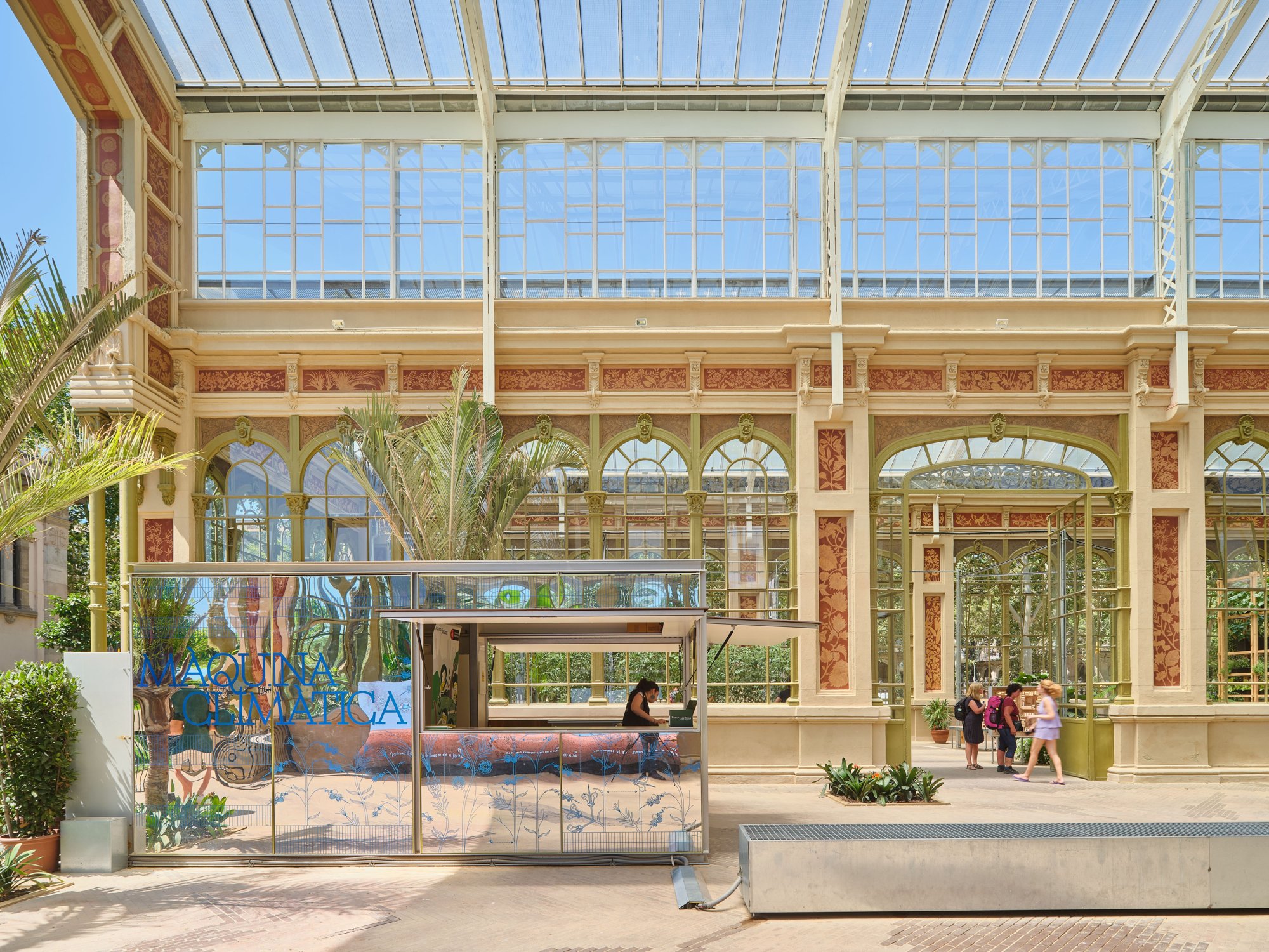 A mirrored kiosk welcomes visitors to the exhibition and accentuates the luminance of the Hivernacle.