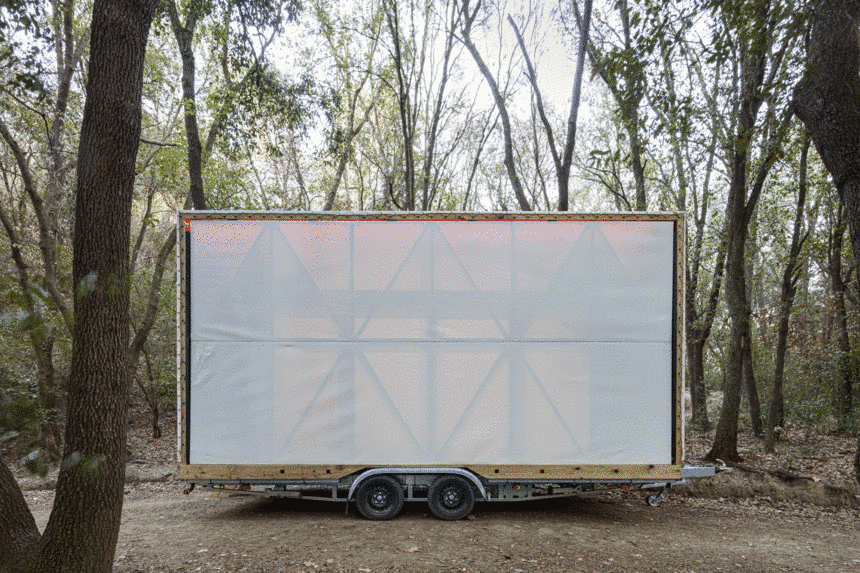 Deployed among the trees and opening to dissolve the boundary with the surrounding environment.