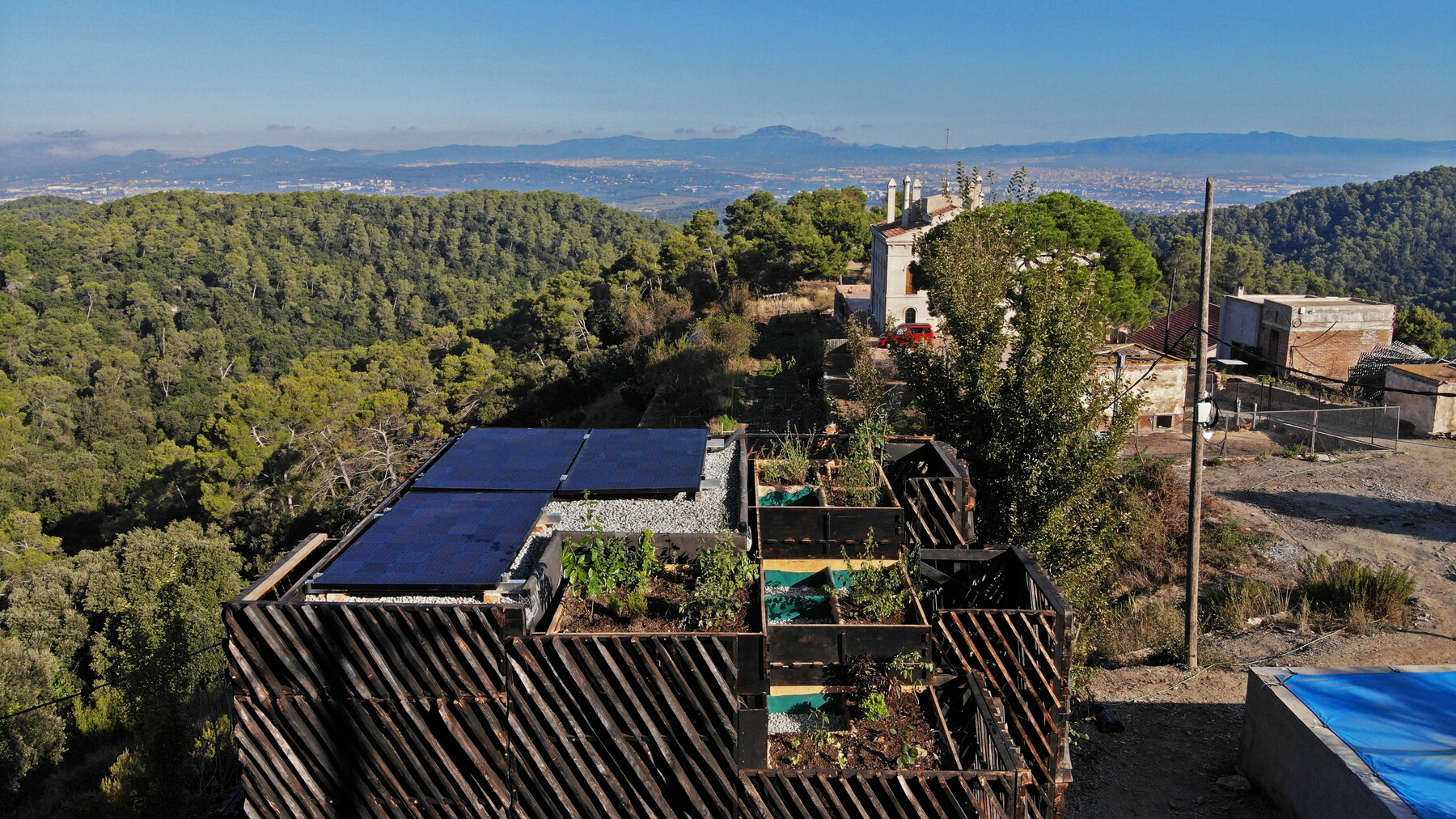 Rooftop planters and photovoltaics — the fifth façade does work.